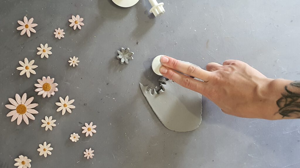 Makramee Kranz mit Blüten basteln Schritt 1: Blüten aus Modelliermasse ausstechen