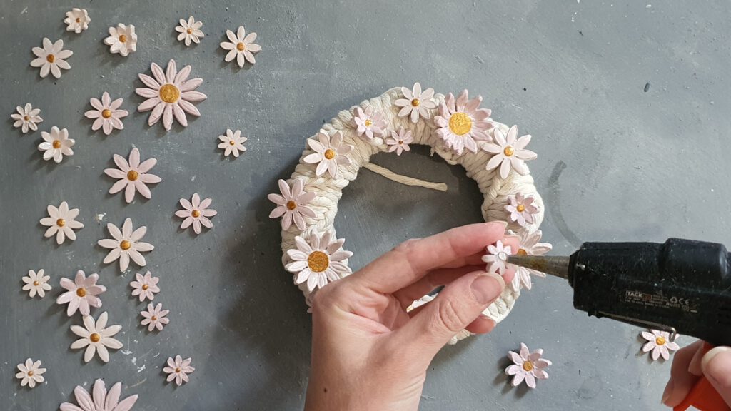 DIY Kranz aus Macramé und Blumen basteln Schritt 7: Blüten aufkleben