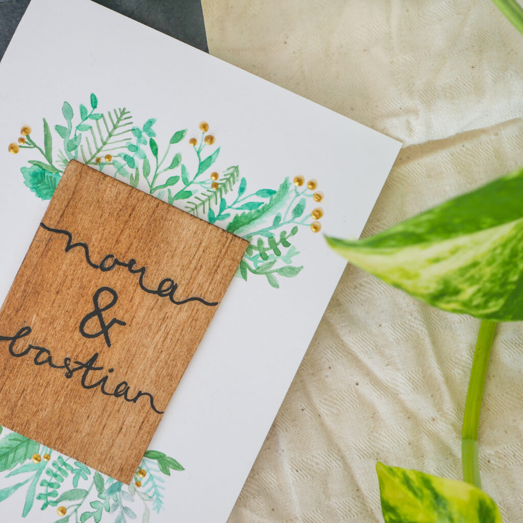 Gebastelte Hochzeitskarte mit Wasserfarben und Holz
