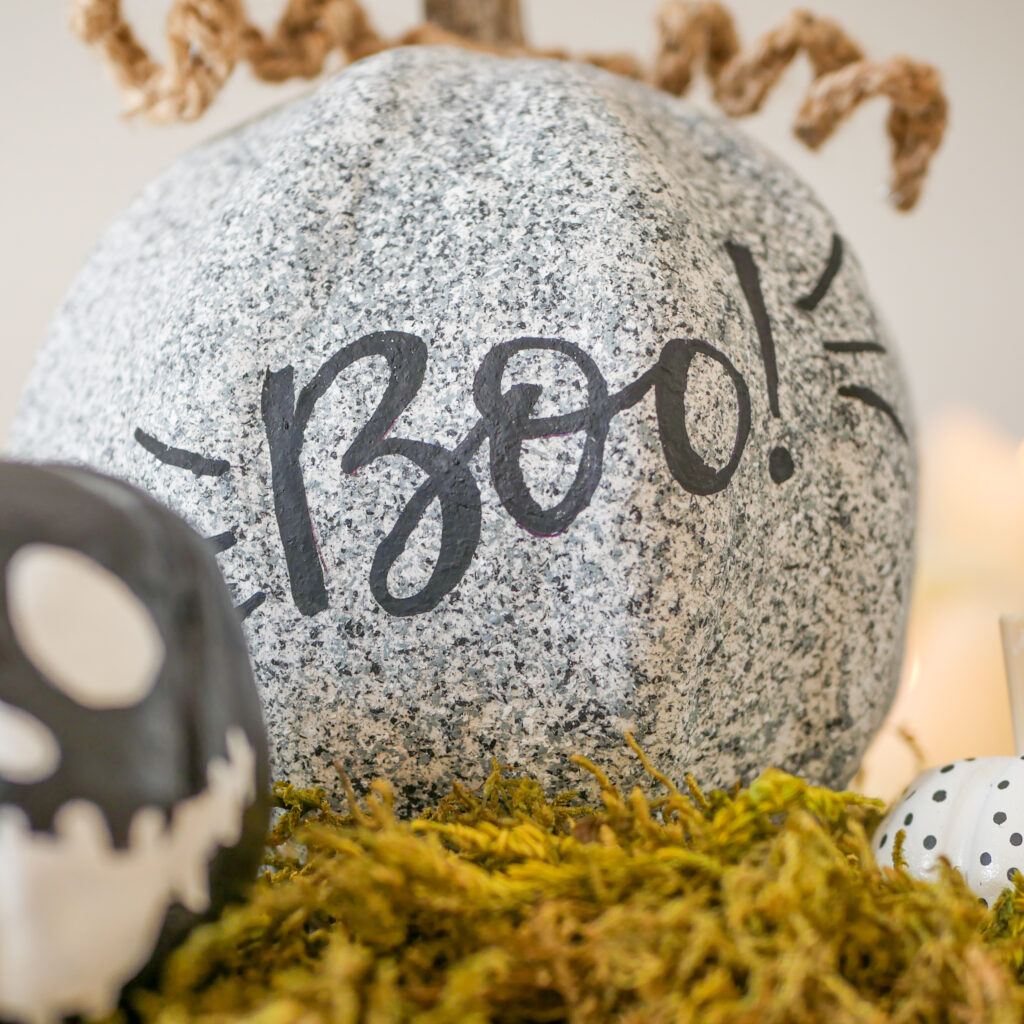 Selbstgemachte Dekoration für den Herbst: Kürbis in Granit-Optik mit Handlettering Boo