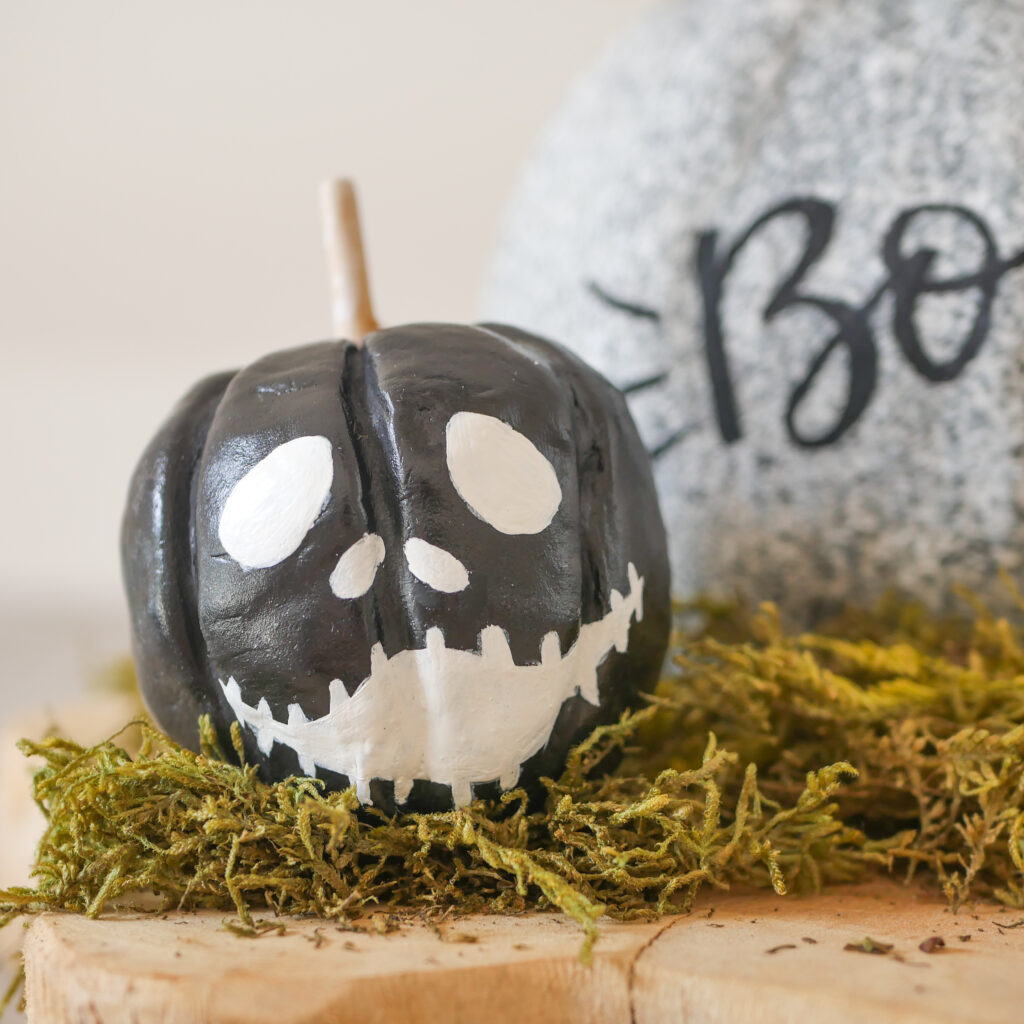 Halloween Deko selber machen: Kürbis im modernen skandinavischen Stil in schwarz weiß