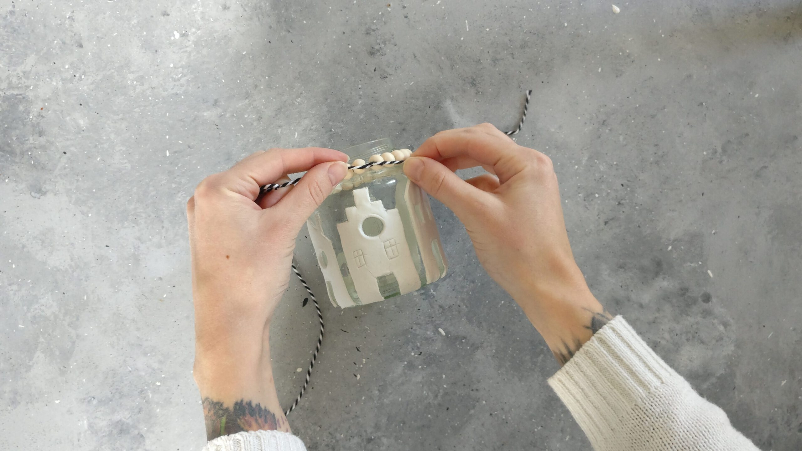 DIY Windlicht im Skandi-Stil Schritt 6: Perlenkette um das Glas knoten