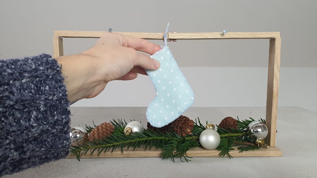 Bastelidee für Nikolaus Schritt 8: Weihnachtssocken aufhängen