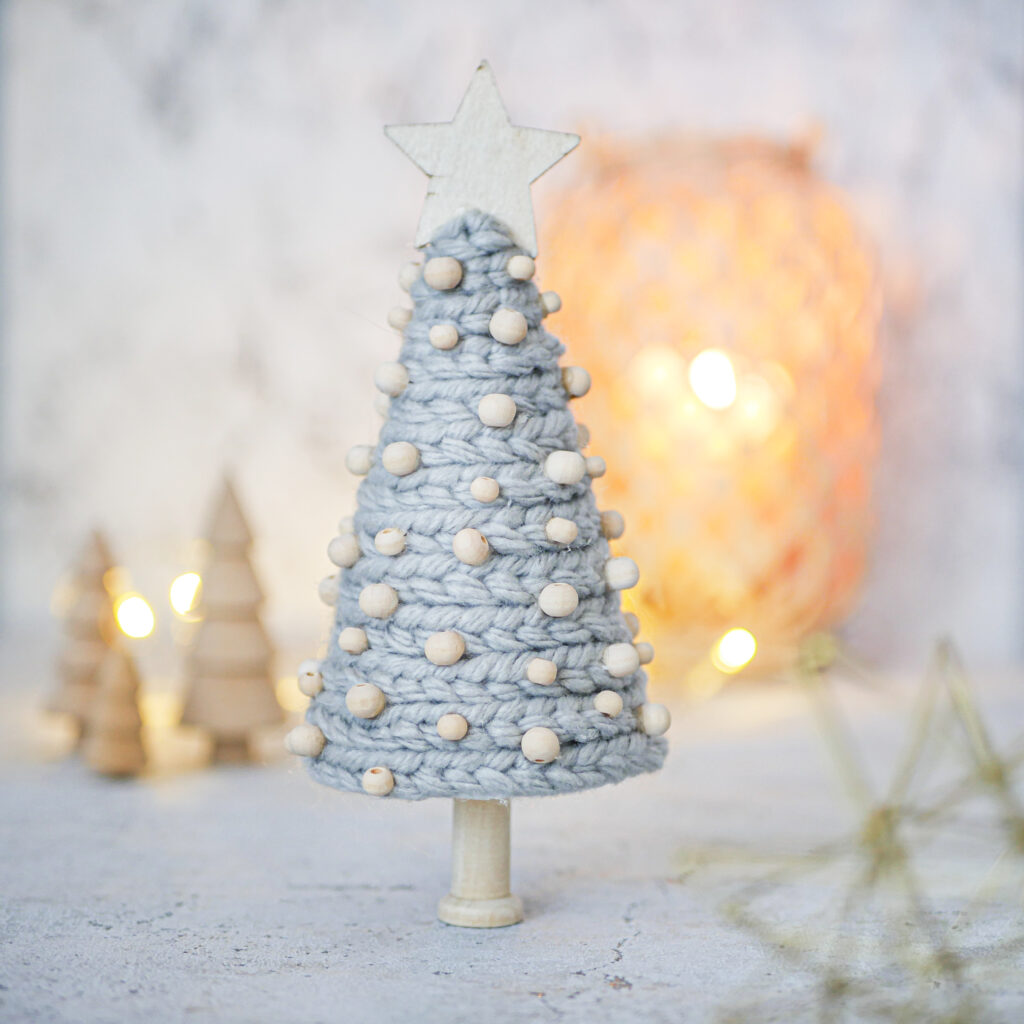 DIY Weihnachtbäumchen im Scandi-Stil aus grauer Wolle und Holzperlen