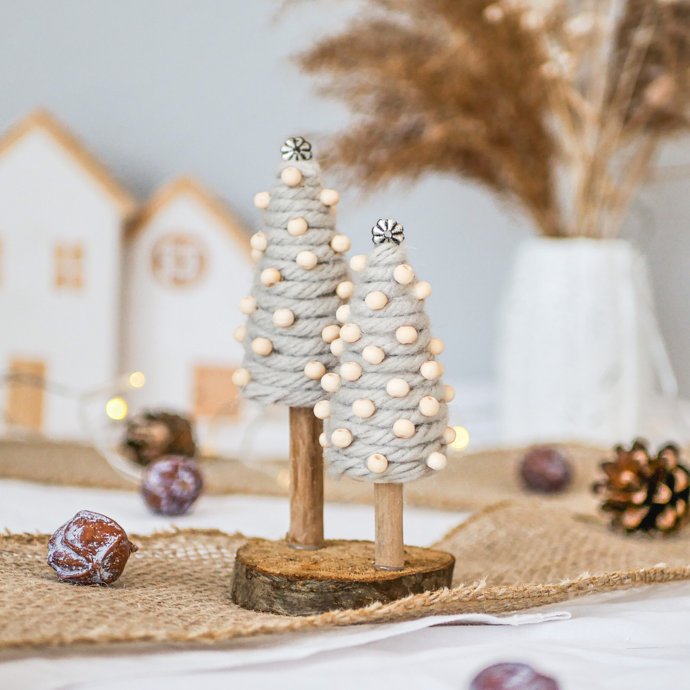 DIY Weihnachtsbaum aus Modelliermasse und Garnresten im Skandi- und Boho-Stil