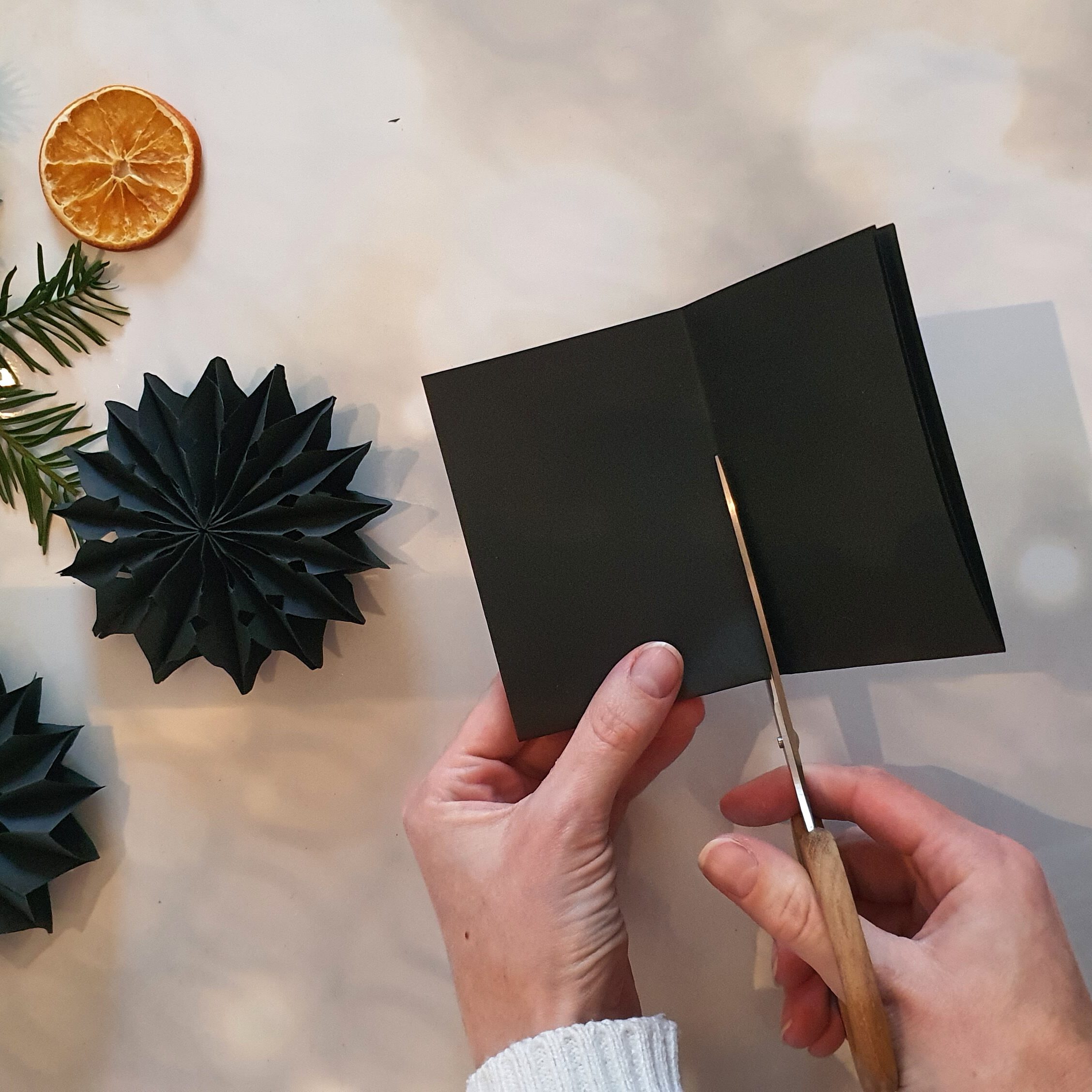 Schwarze Papiersterne basteln Schritt 1: Papier zuschneiden