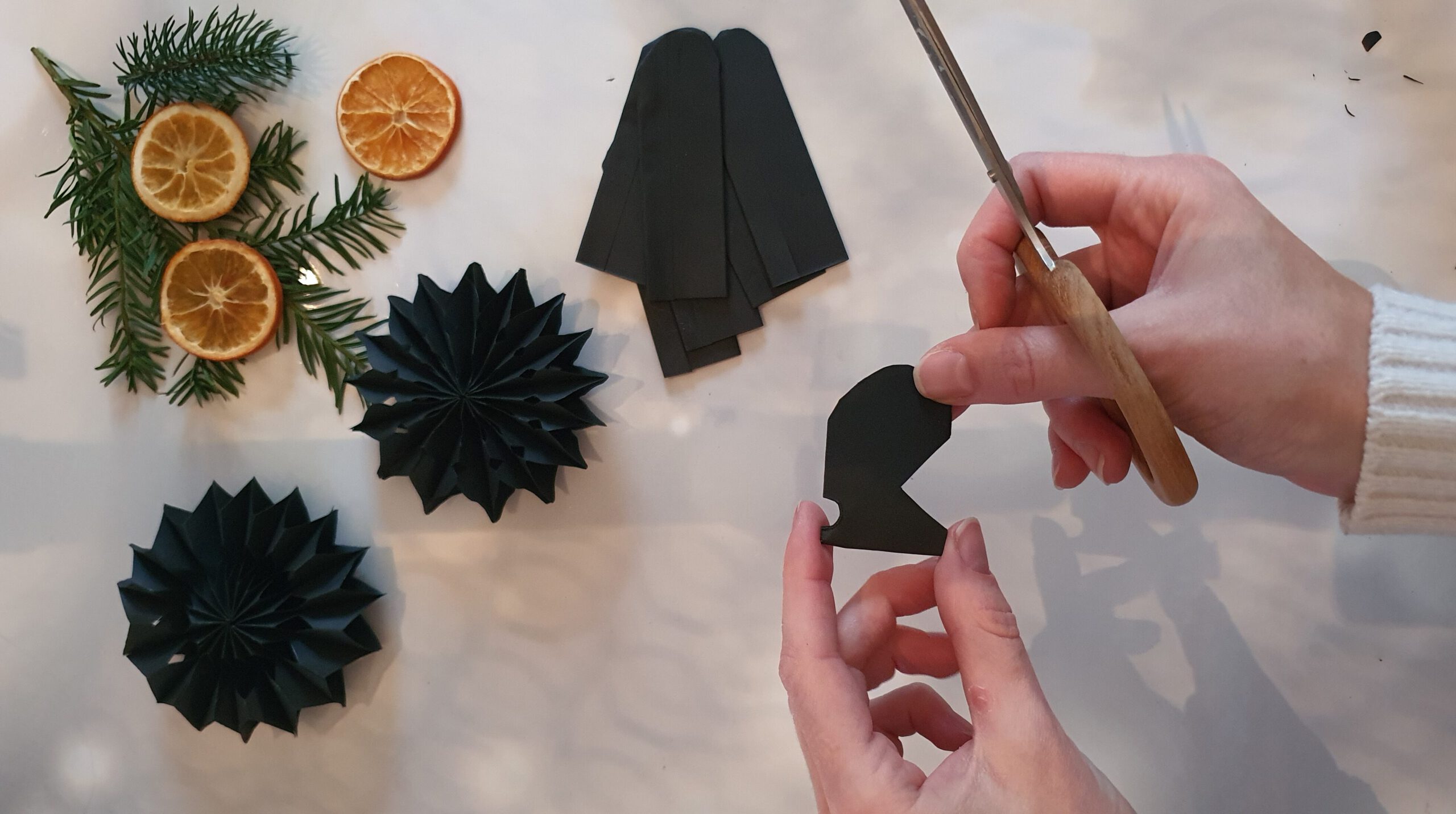 Papiersterne basteln für selbstgemachte Weihnachtsdekoration Schritt 3: Muster schneiden