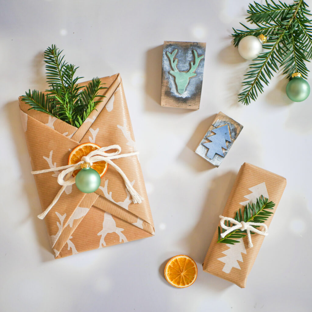 Moosgummi Stempel selber machen: Die perfekte Geschenkverpackung für Weihnachten