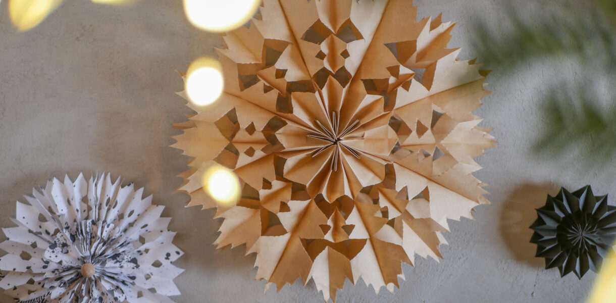 Bastelidee für Weihnachten: DIY Papierstern aus Papiertüten selber machen