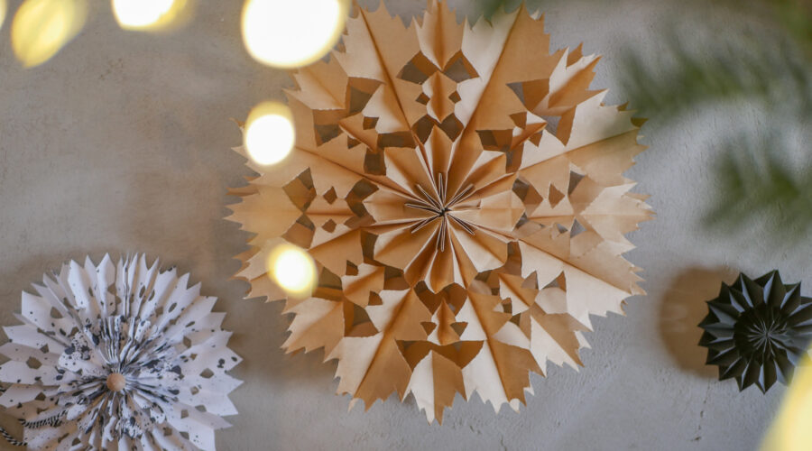 Bastelidee für Weihnachten: DIY Papierstern aus Papiertüten selber machen