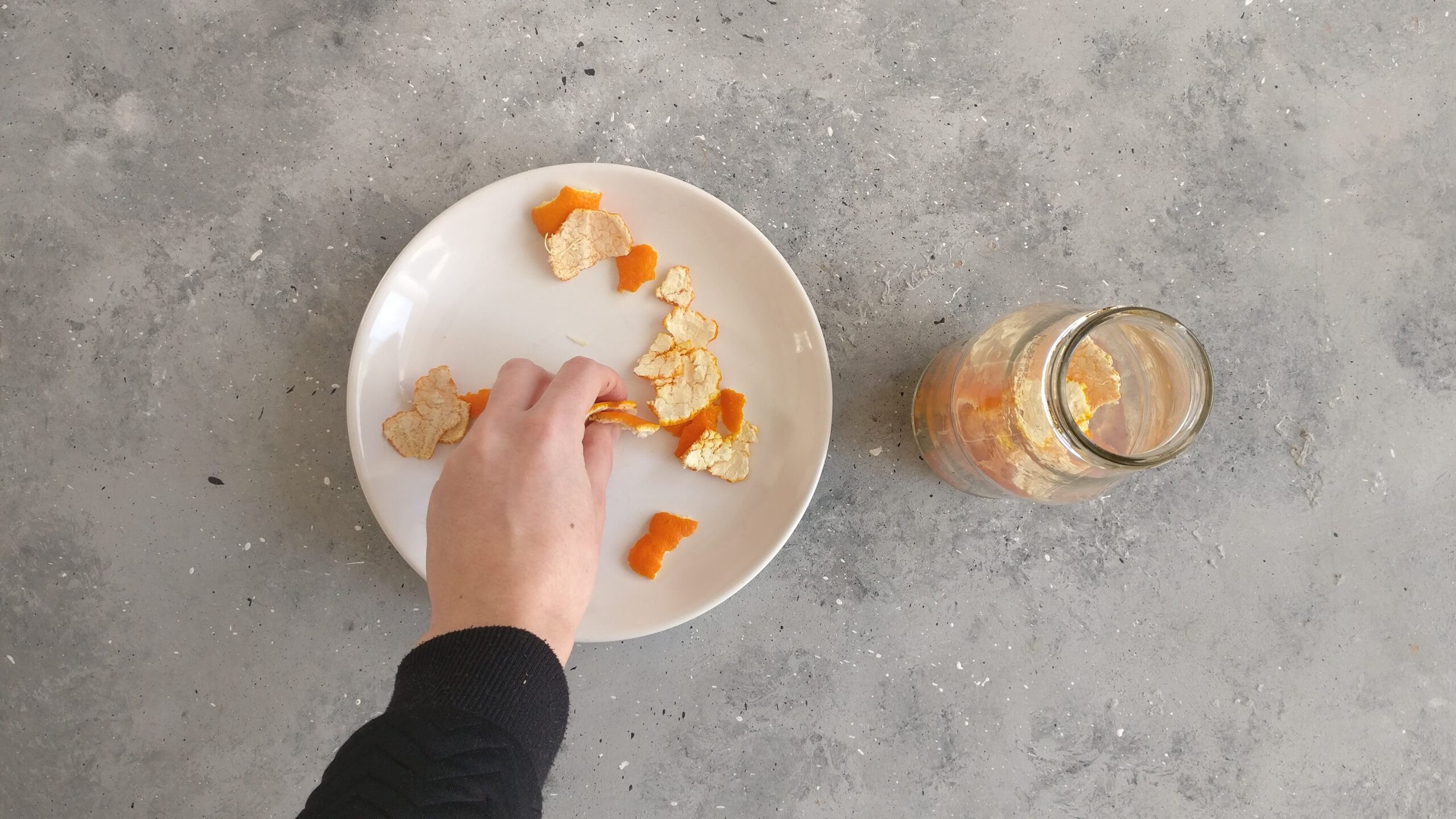 Nachhaltiger DIY Allzweckreiniger Schritt 2: Mandarinenschalen in die Flasche füllen