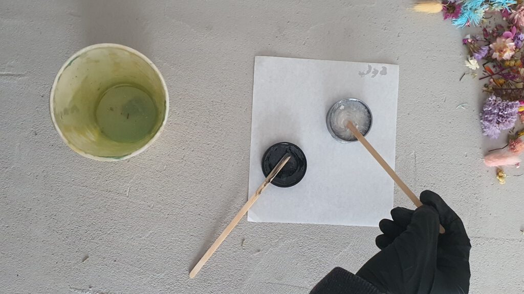 Schlüsselanhänger aus Kunstharz im Marmor Look selber machen Schritt 1: Resin mit Pigmenten anrühren