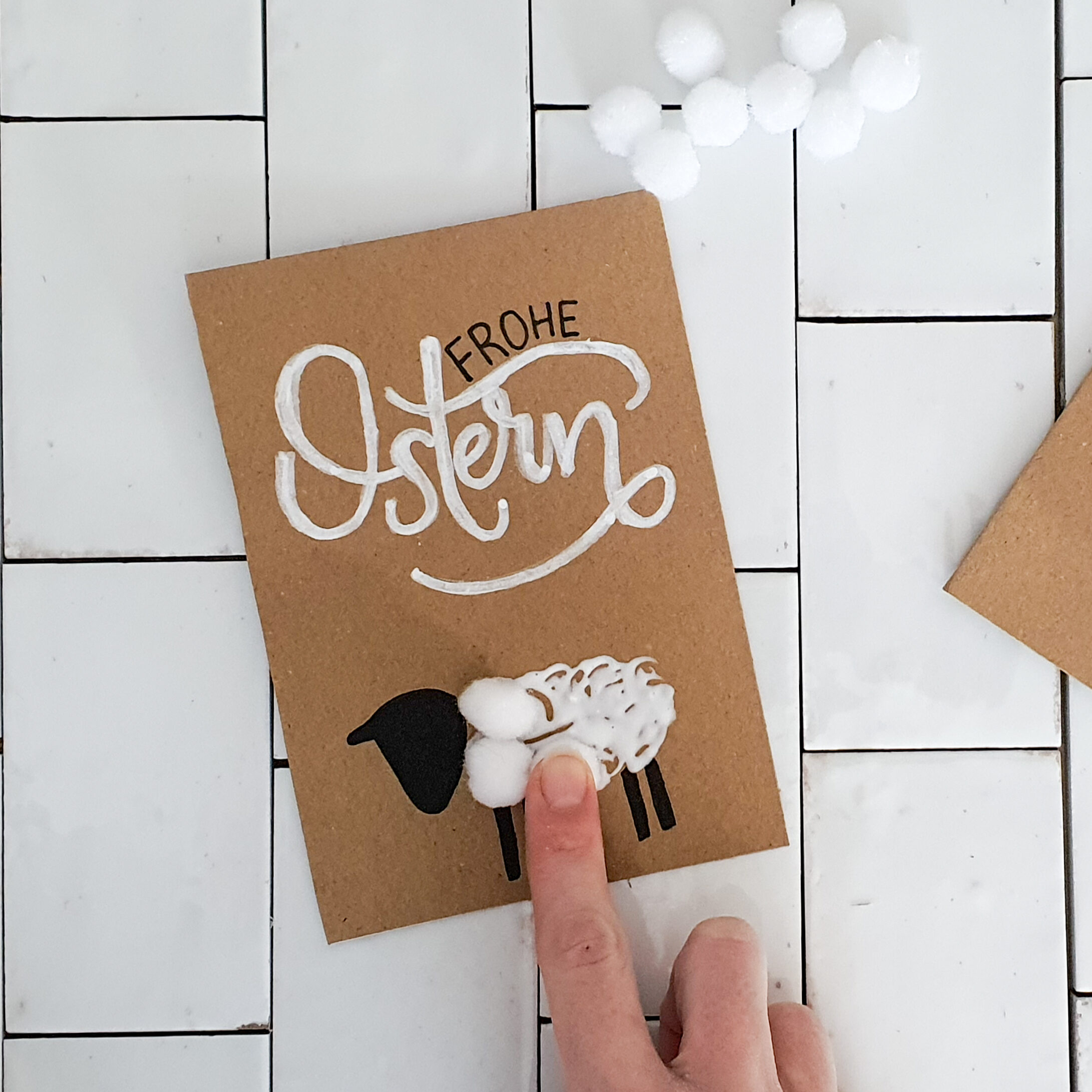 DIY Postkarte für Ostern Schritt 3: Pompoms aufkleben