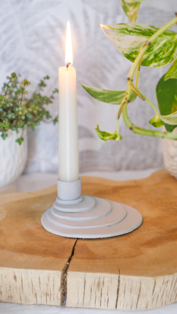 Selbstgemachte Deko für die Wohnung: Modernen Kerzenständer für Stabkerzen im skandinavischen Style basteln