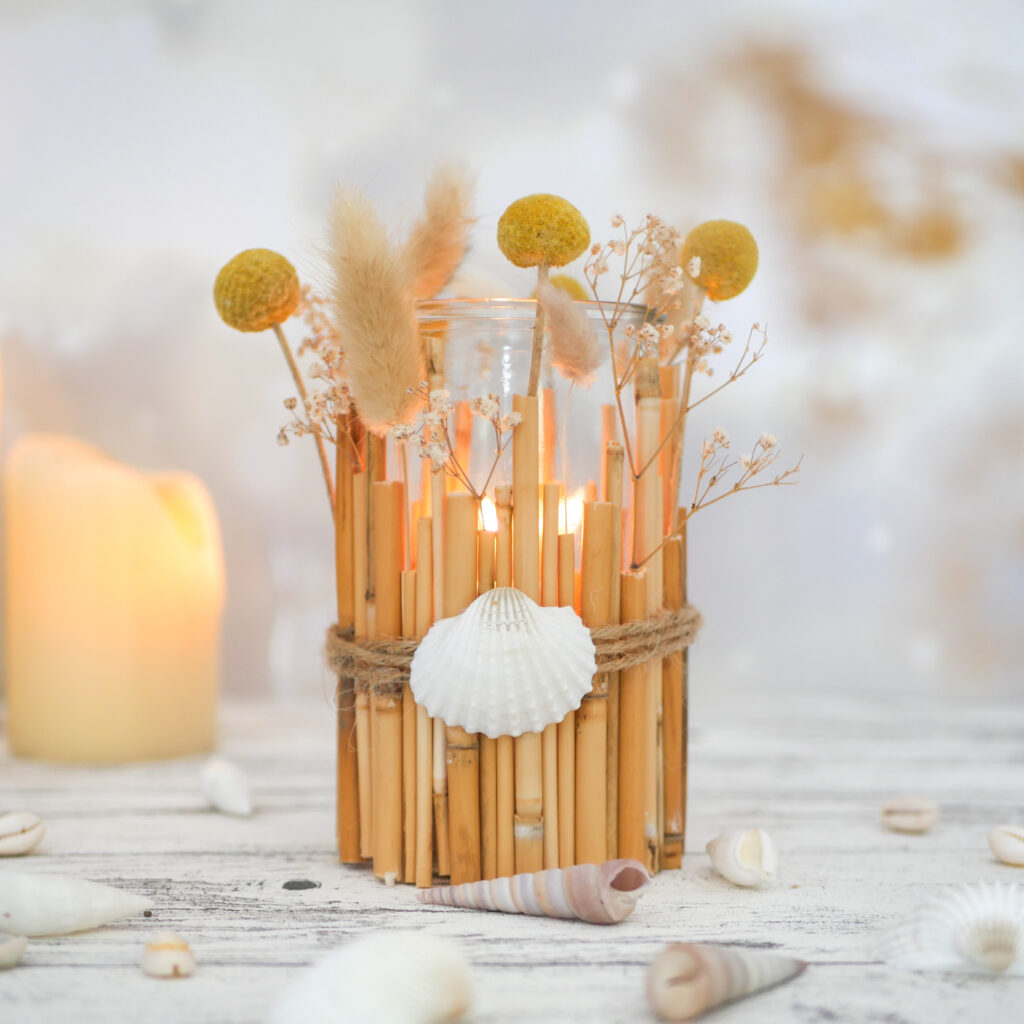 Bastelidee für den Sommer: Bambus Kerzenhalter mit Trockenblumen und Muscheln