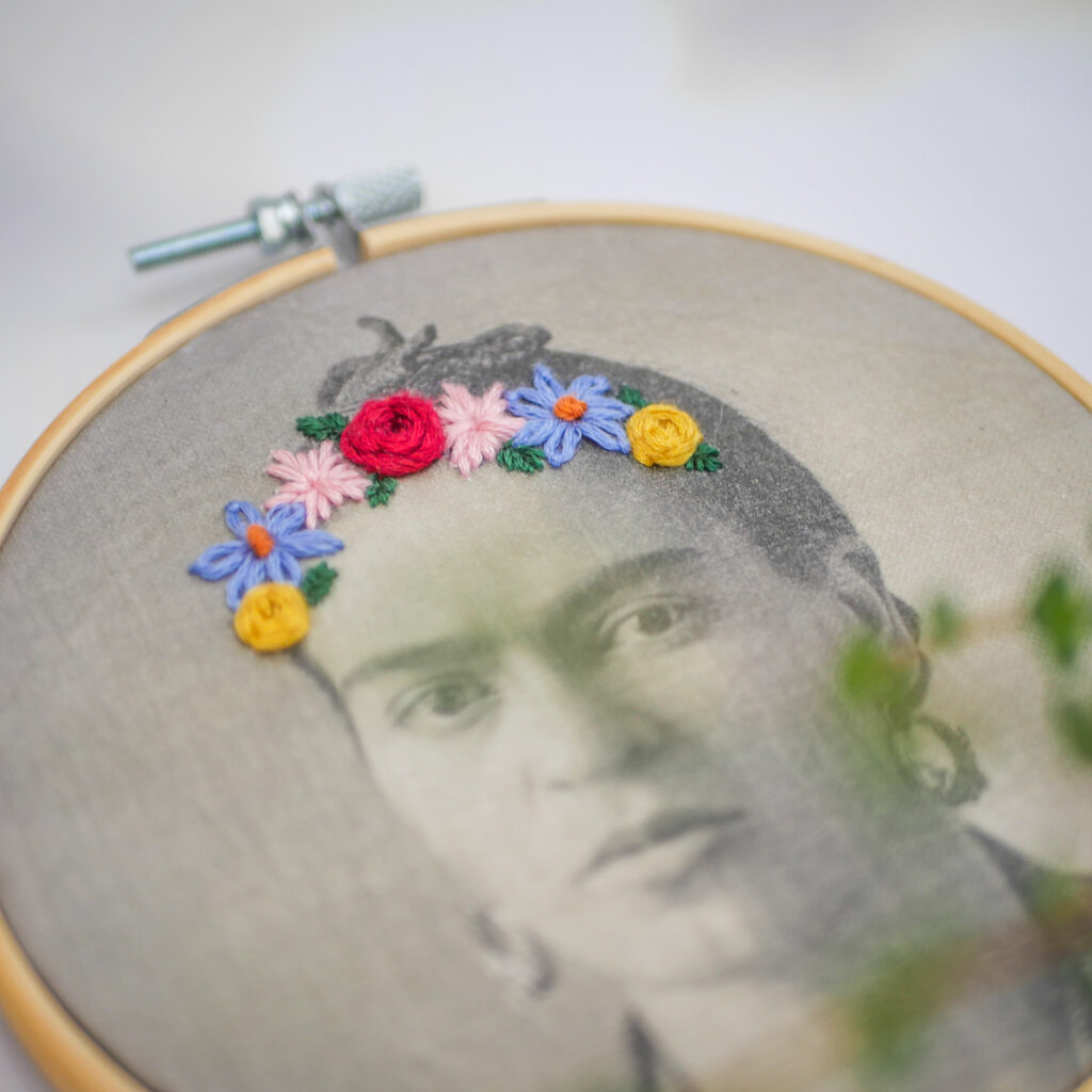 DIY Stickerei mit Frida Kahlo Motiv