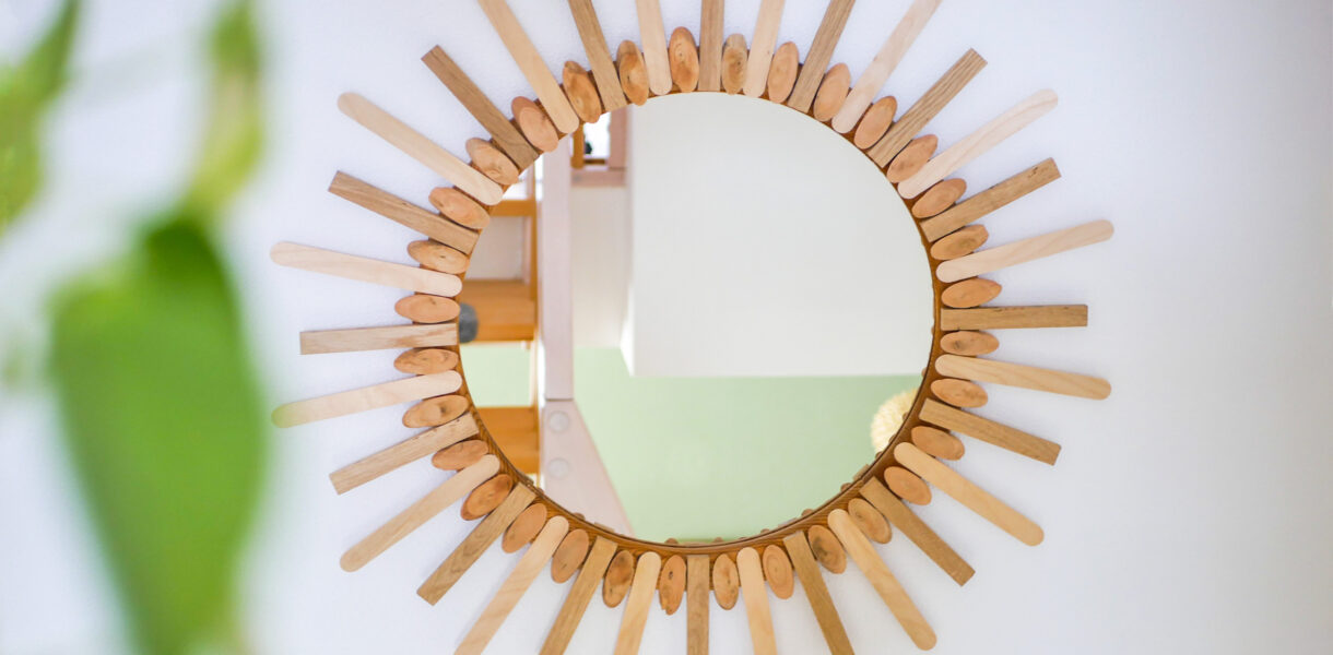 Runder 90er Jahre Holzspiegel Upcycling zum modernen Sonnenspiegel im Boho Style