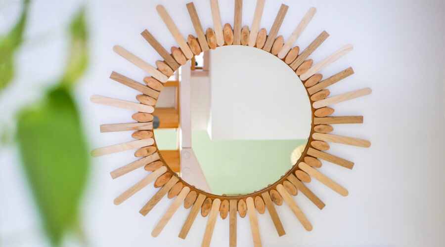 Runder 90er Jahre Holzspiegel Upcycling zum modernen Sonnenspiegel im Boho Style