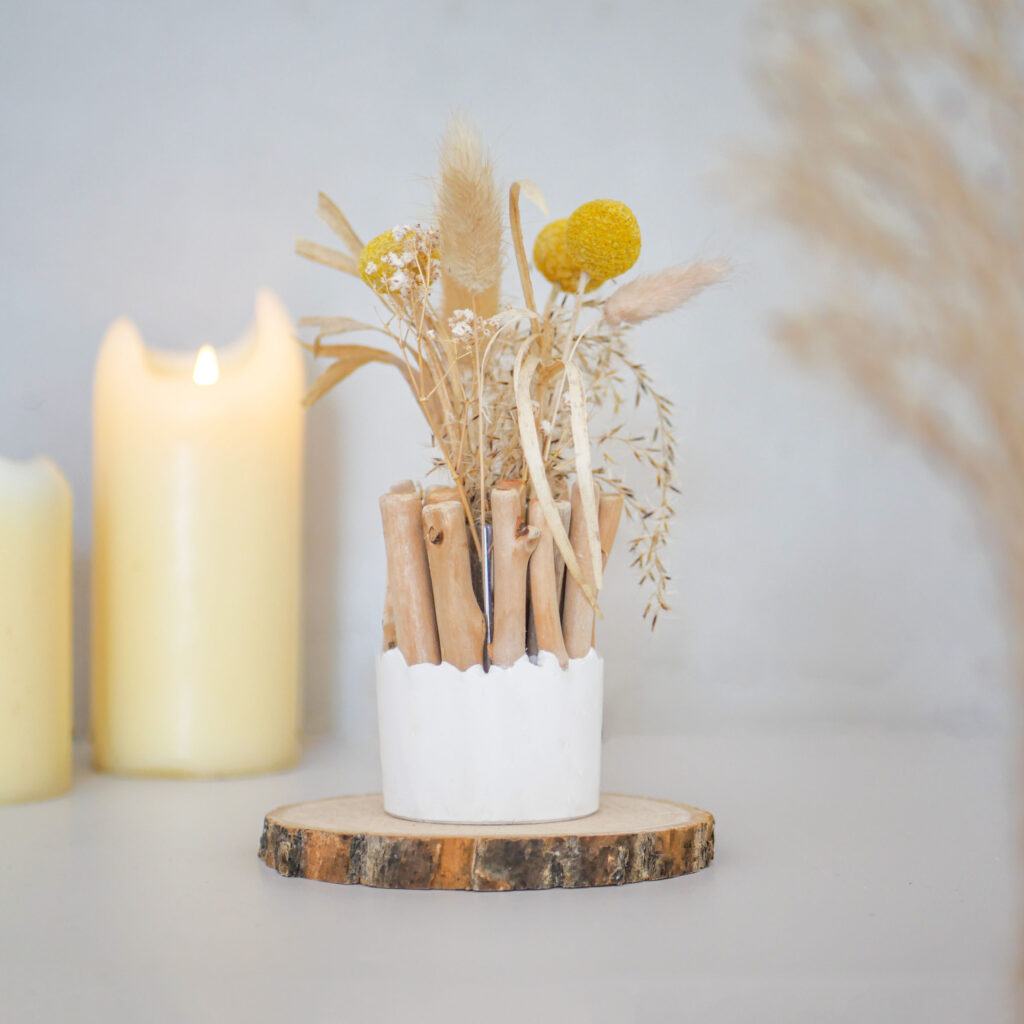 Einfache Bastelidee mit Treibholz: DIY Vase aus Ästen und Reagenzgläsern mit Trockenblumen