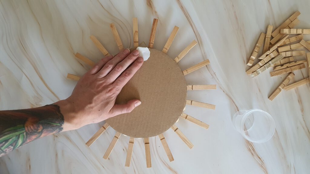 Selbstgemachter Holzspiegel aus Wäscheklammern im Boho Stil basteln Schritt 3: Aufhänger aufkleben