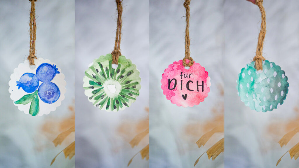 Bunte DIY Papier Geschenkanhänger aus misslungenen Anfänger Wasserfarben Bildern