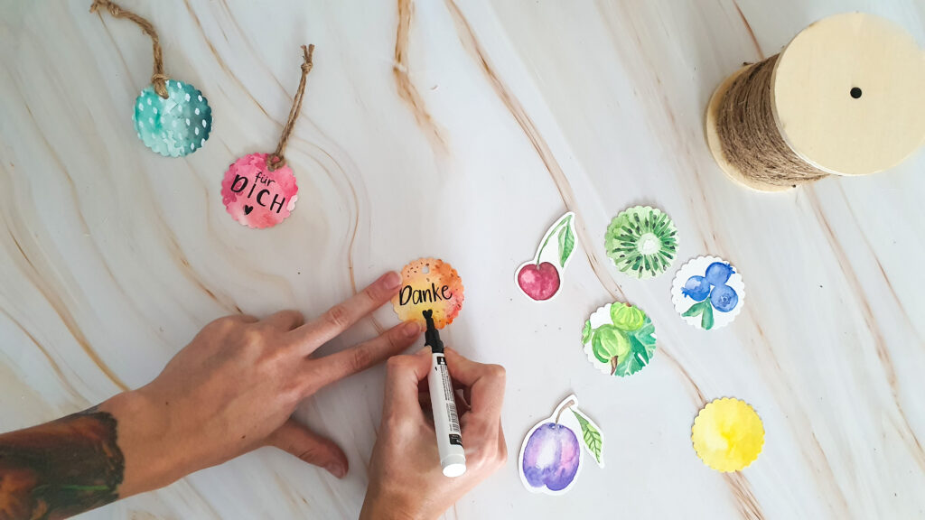 DIY Wasserfarben Anhänger aus Papier selber machen Schritt 2: Aquarelle Geschenkanhänger beschriften