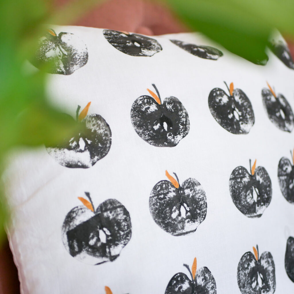 Bastelidee für den Herbst: Kissen mit Äpfeln selber bedrucken