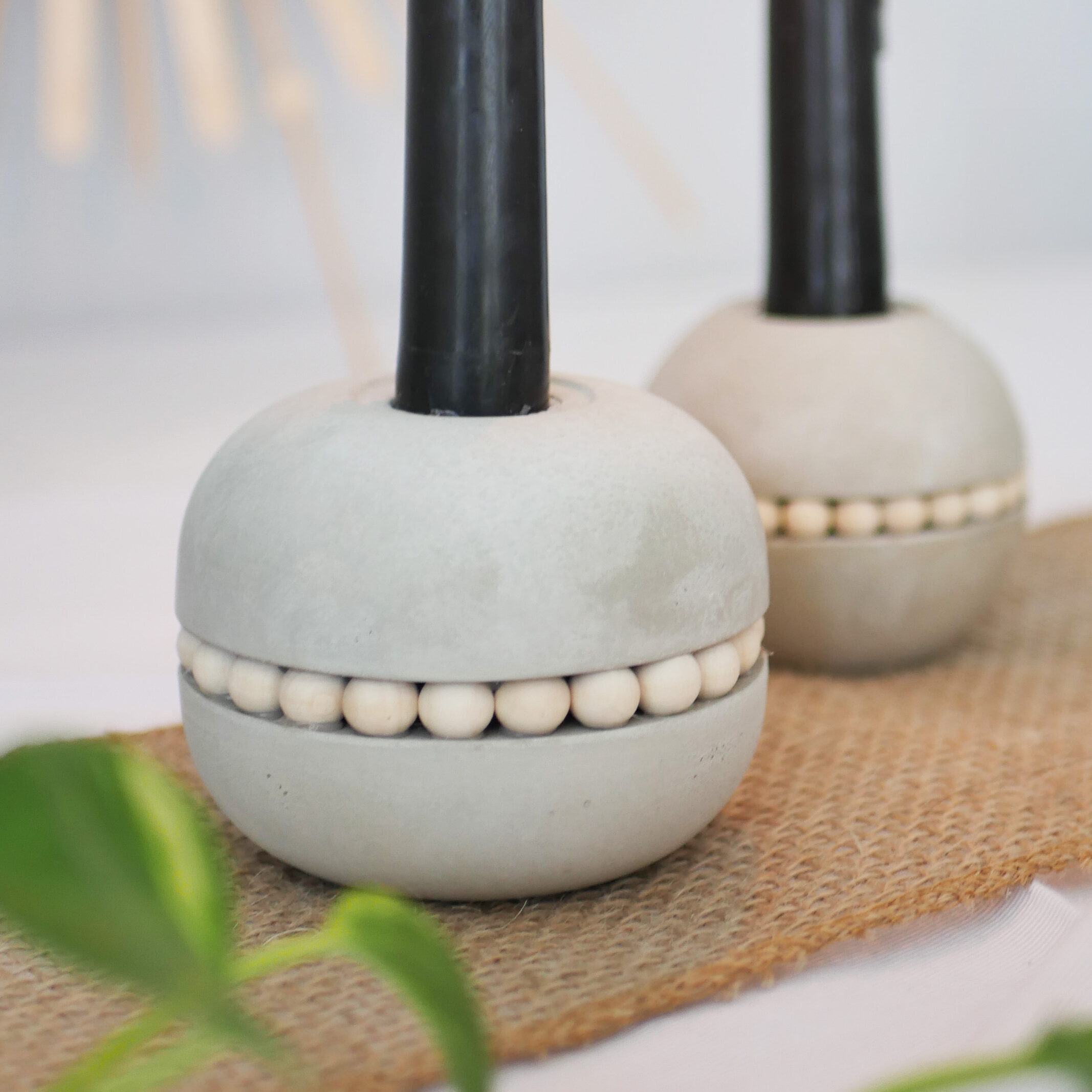 DIY Kerzenständer aus Bastelbeton mit Holzperlen basteln