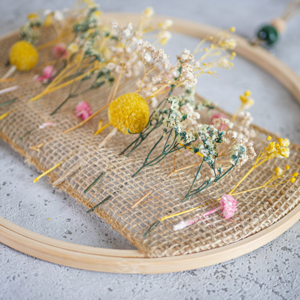 DIY Wanddeko mit Jute und Trockenblumen im Boho-Stil selber machen
