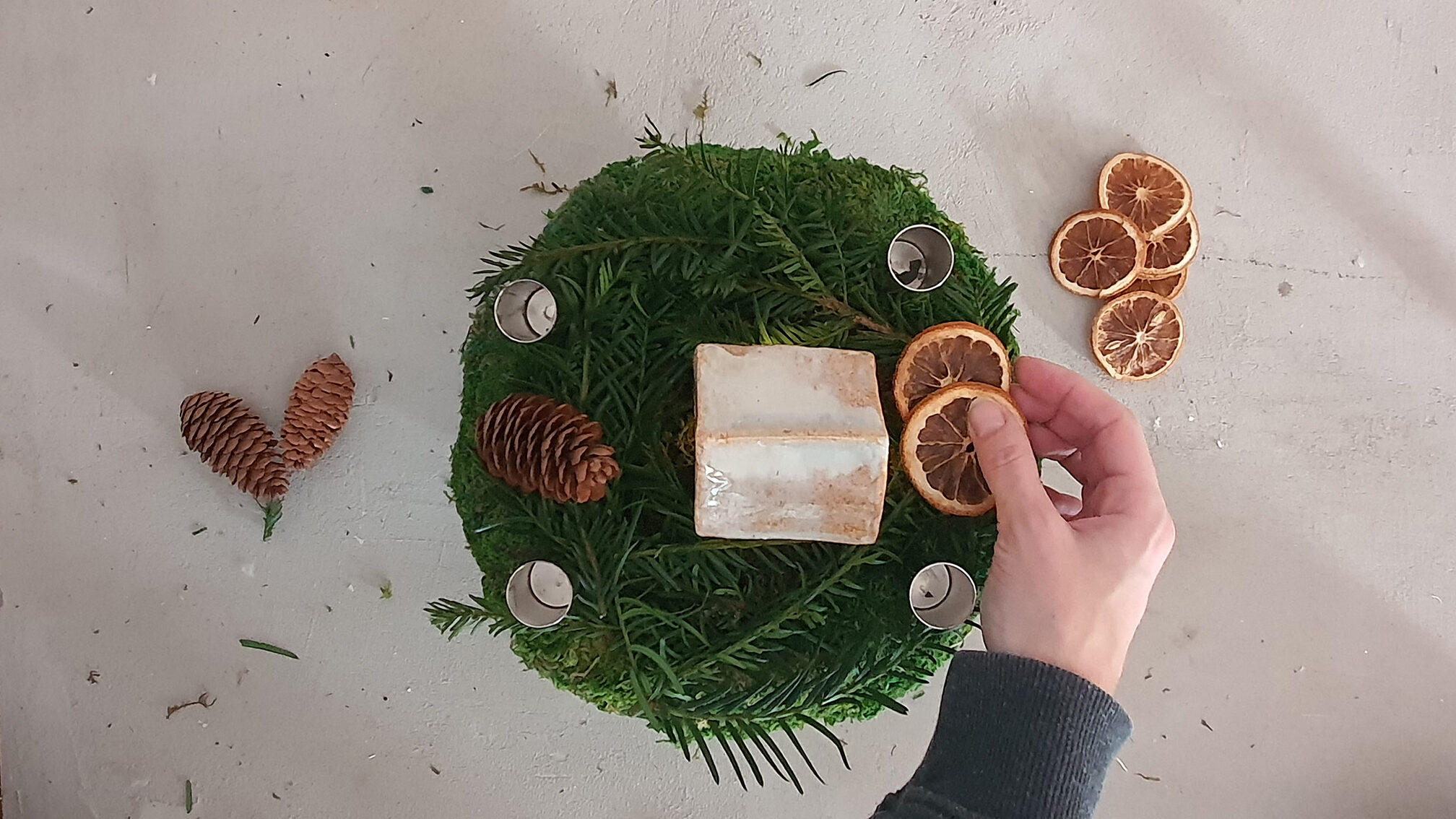 IKEA Hack aus OFTAST Schüsseln für Weihnachten Schritt 4: Kranz mit Orangenscheiben und Zapfen dekorieren