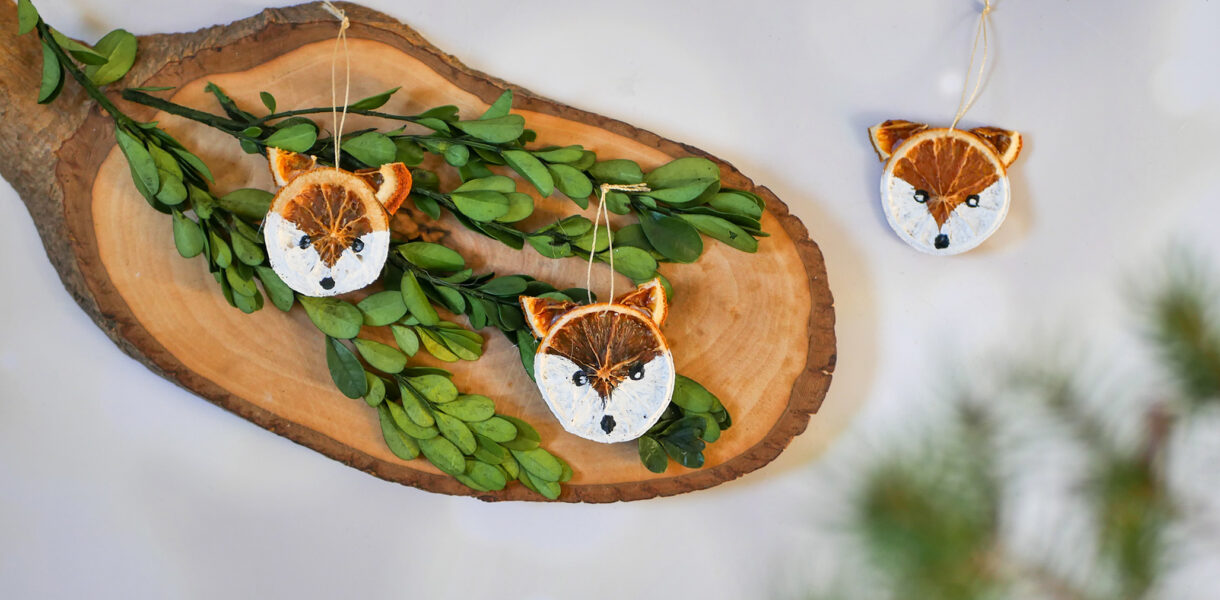 DIY Weihnachtsdeko: Fuchs-Anhänger aus getrockneten Orangenscheiben basteln