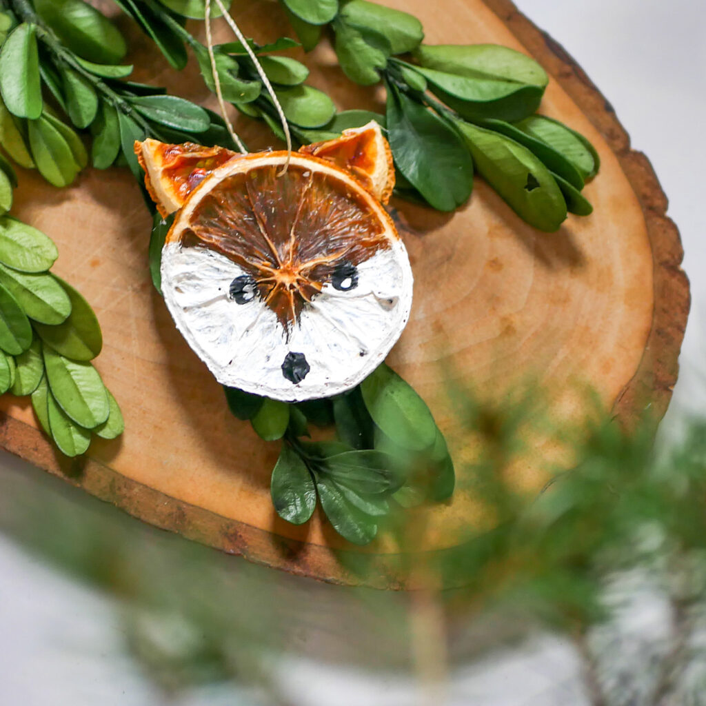 Bastelidee für getrocknete Orangenscheiben: Geschenkanhänger oder Baumschmuck in Form von einem Fuchs selber machen