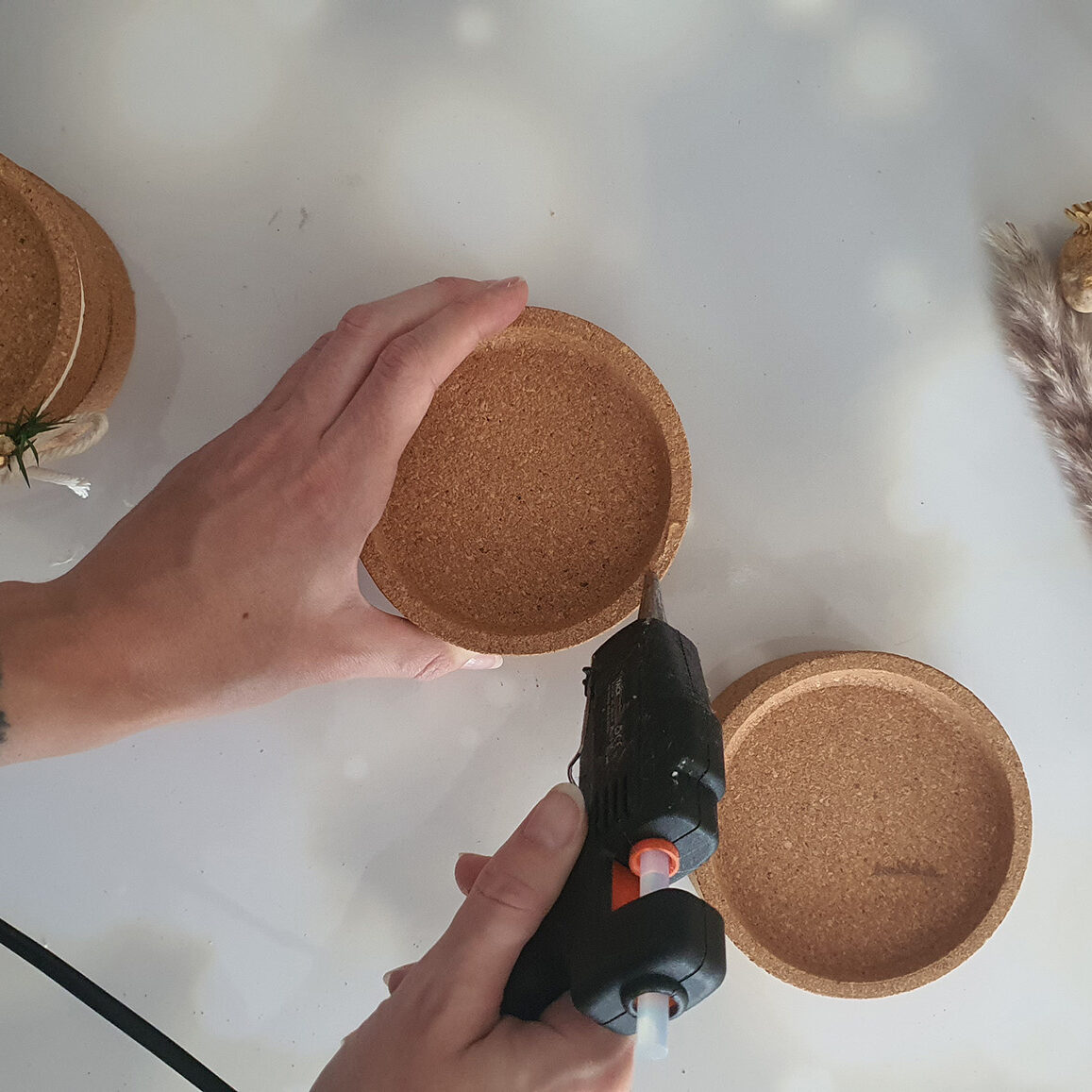 IKEA DIY Adventskranz aus Untersetzern Schritt 1: Kork Untersetzer zu einem Kerzenhalter zusammenkleben