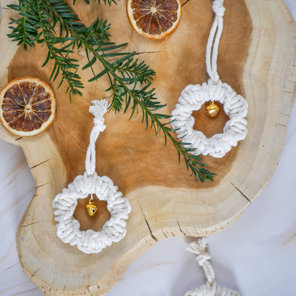 Selbstgemachte Weihnachtsdeko aus Gardinenringen im Boho Style mit goldenen Glöckchen
