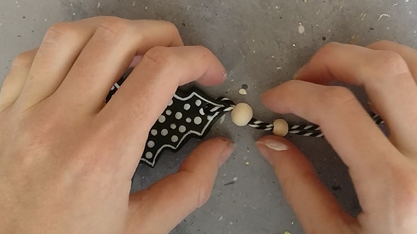 DIY Baumschmuck basteln Schritt 5: Garn durchziehen und Perlen auffädeln 