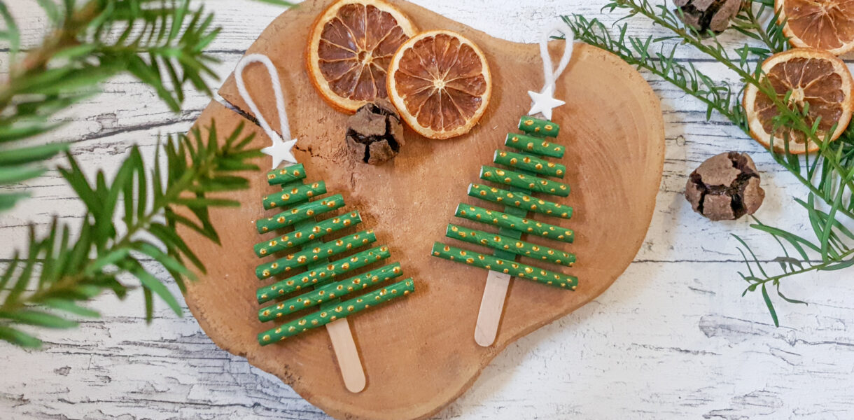 Tannenbaum Anhänger aus Papier Trinkhalmen und Eisstielen basteln
