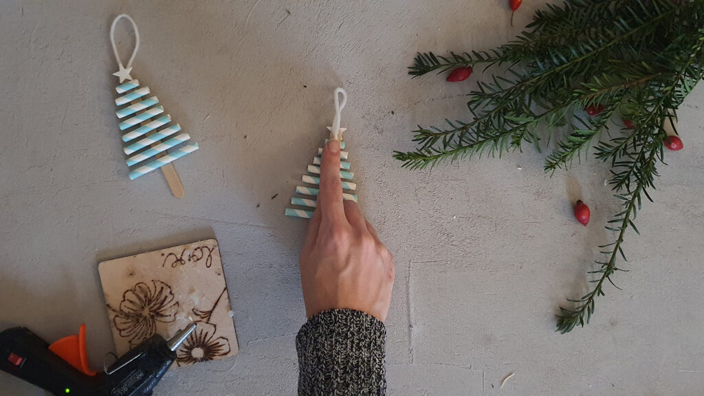 DIY Anhänger aus Strohhalmen selber machen für Weihnachten Schritt 4: Garn aufkleben