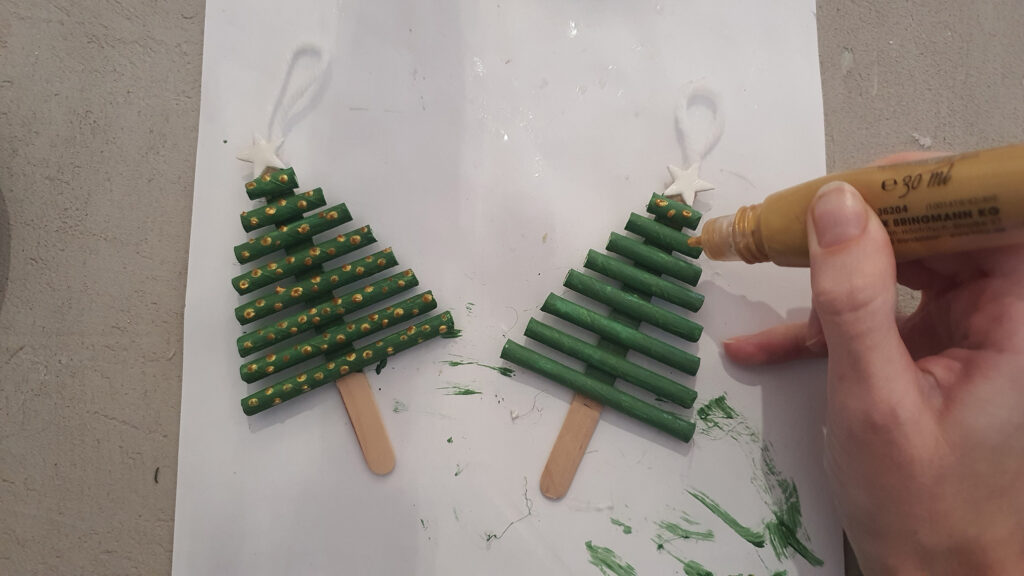DIY Geschenkanhänger oder Christbaumschmuck basteln Schritt 5: Baum mit Farbe und goldenen Punkten verzieren