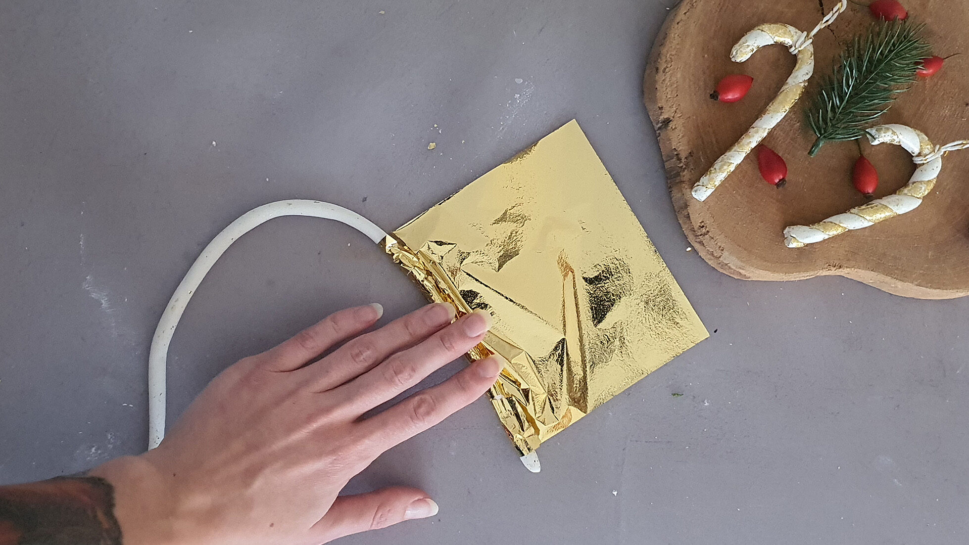 DIY Christbaumschmuck Schritt 2: Blattgold um die lufttrocknende Modelliermasse legen und festrollen
