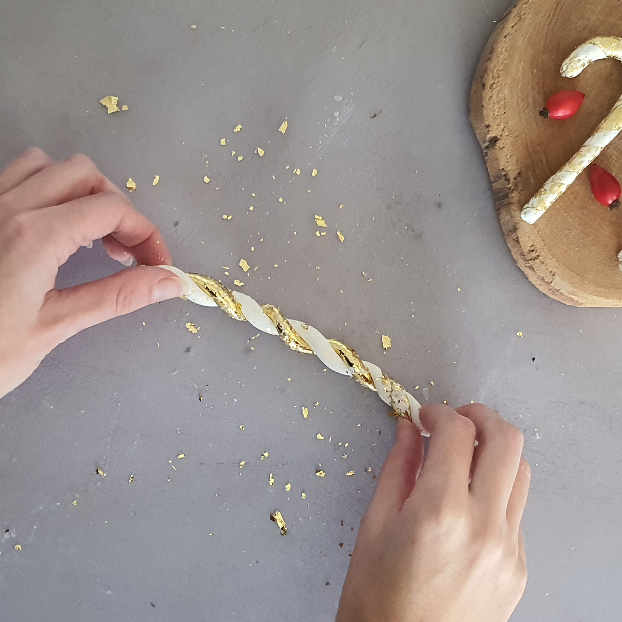 DIY Weihnachtsdeko aus Modelliermasse basteln Schritt 3: Die beiden Stränge zu einer Kordel verzwirbeln
