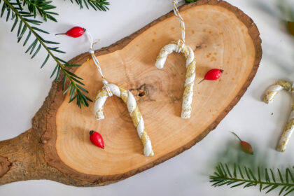 DIY Weihnachtsdeko: weiß goldene Zuckerstangen aus Modelliermasse basteln