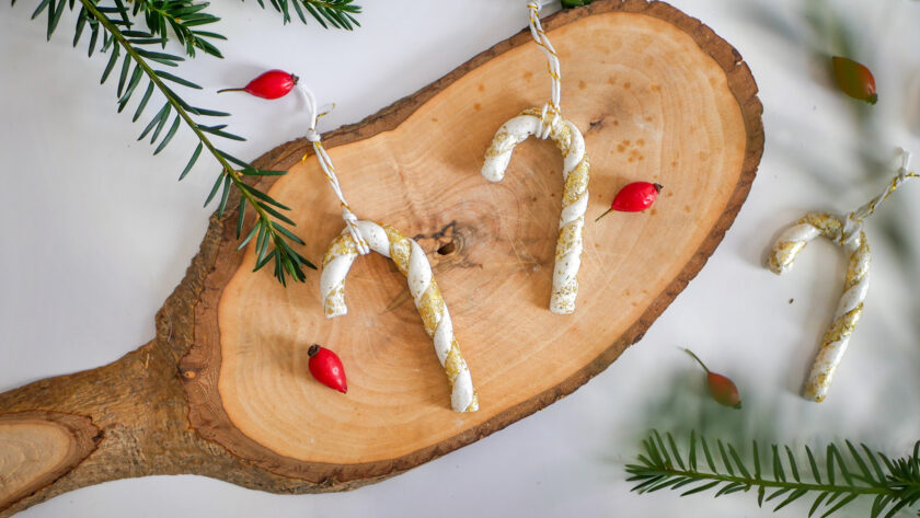 DIY Weihnachtsdeko: weiß goldene Zuckerstangen aus Modelliermasse basteln