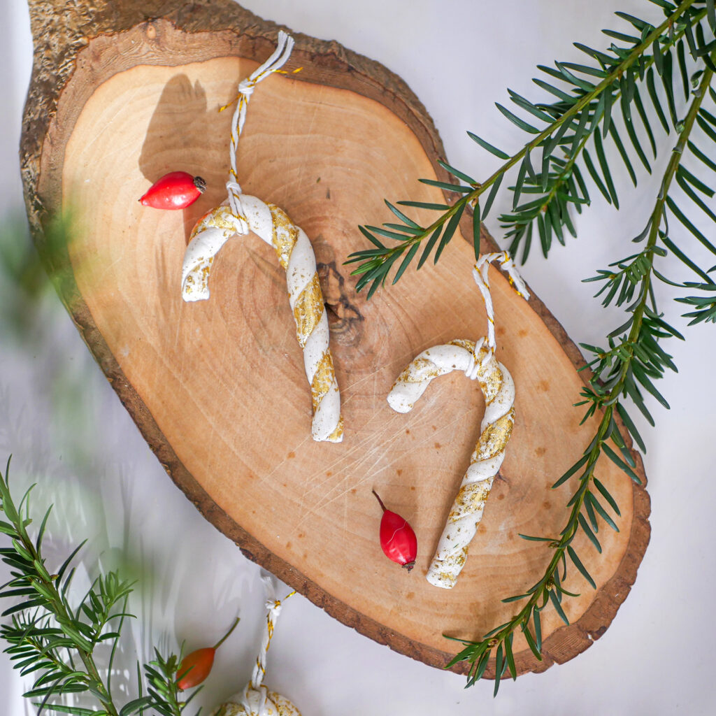 Bastelideen für Weihnachten: DIY Zuckerstangen Anhänger aus Modelliermasse selber machen