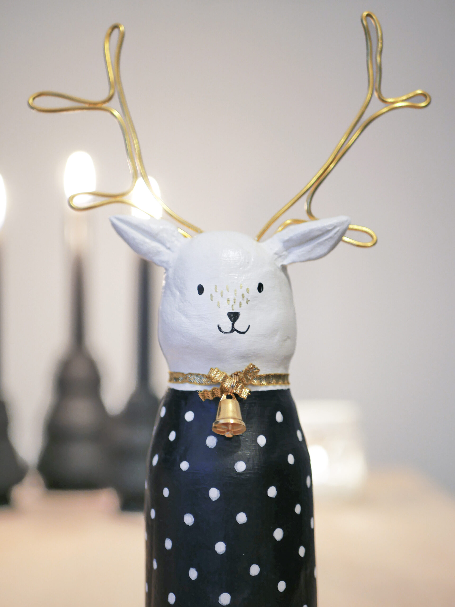 Bastelidee für Weihnachten mit Kindern: Hirsch Figur aus Altglas und Modelliermasse im Scandi Style