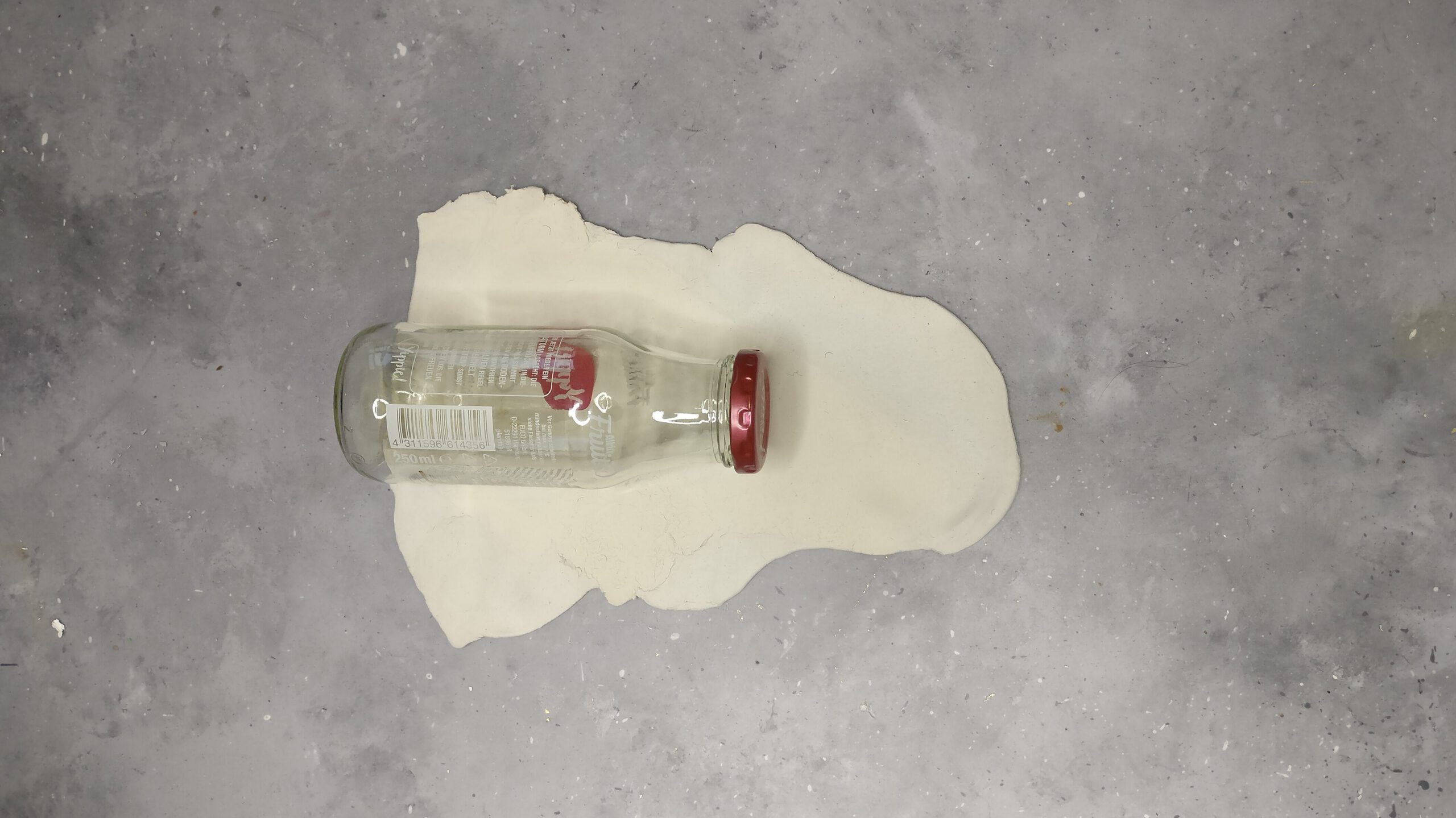 Hirsch aus Altglas basteln Schritt 2: Glasflasche ummanteln