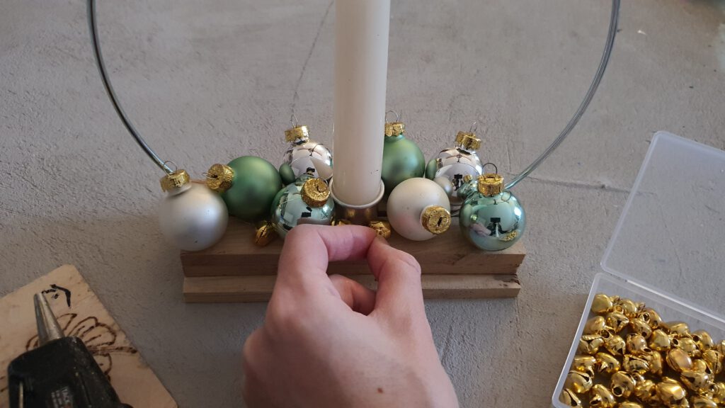 Kerzenhalter für Weihnachten basteln Schritt 4: goldene Glöckchen aufkleben