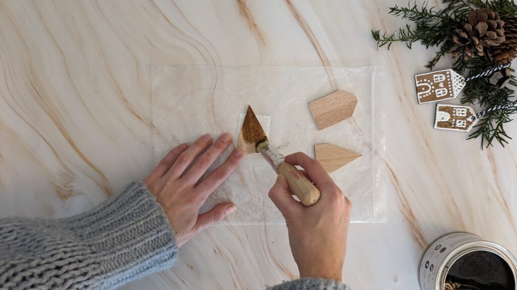 Selbstgemachte Geschenkanhänger im Lebkuchenhaus Stil basteln Schritt 2: Holz mit Wachs einlassen