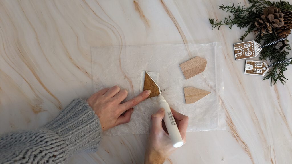 DIY Lebkuchenhaus Anhänger aus Spannkeilen selber machen Schritt 3: Mit Perlenstift als Zuckerguss verzieren