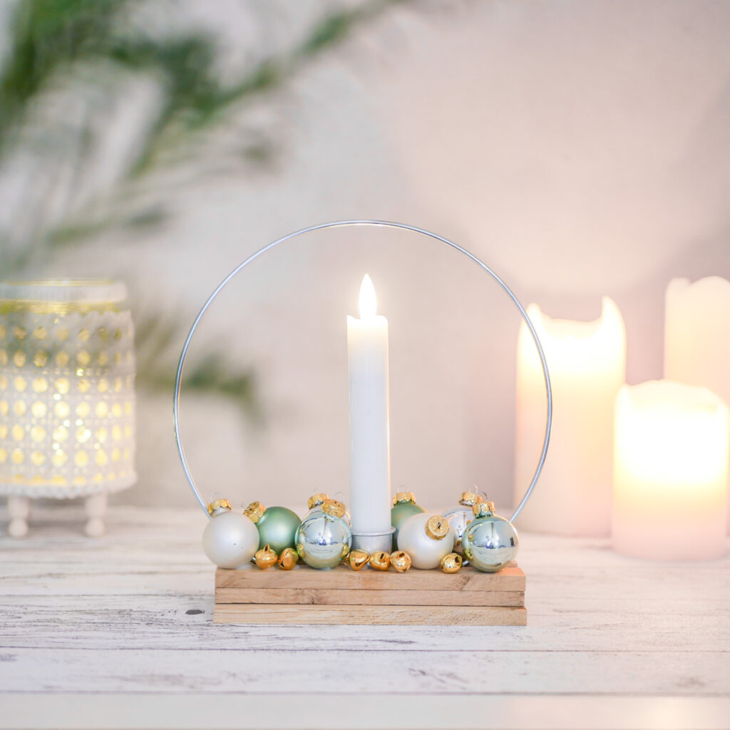 Bastelidee für Weihnachten: DIY Kerzenständer mit Christbaumkugeln im Ring basteln