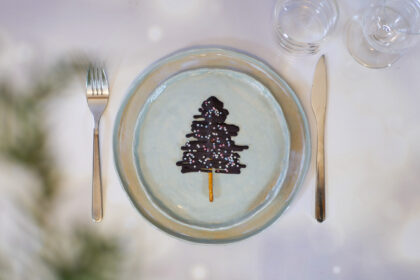 Essbare Tischdeko für's Fest: Vegane Tannenbäume aus Schokolade und Salzstangen